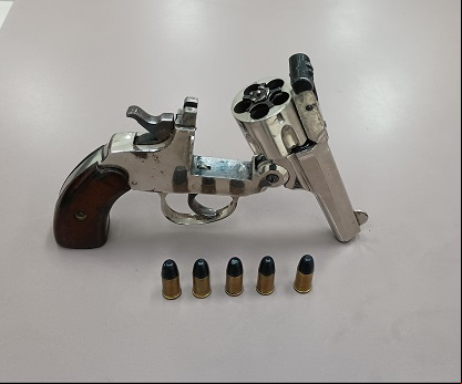 Arma apreendida com 5 munições 