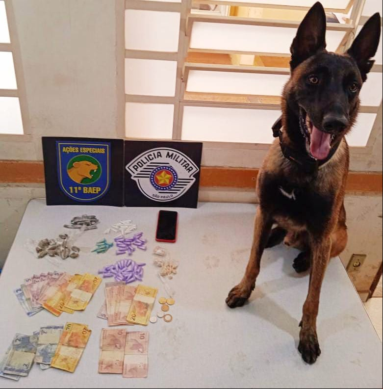 Drogas e dinheiro apreendidos com os adolescentes